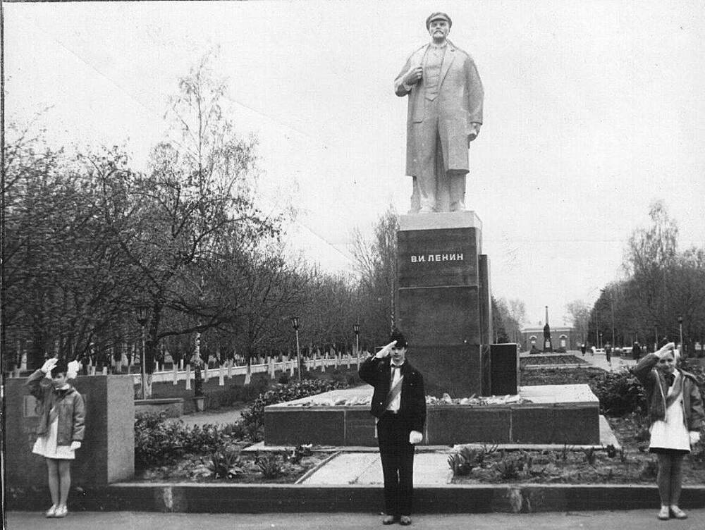 Фото видовое. Памятник В.И. Ленину на площади Ленина