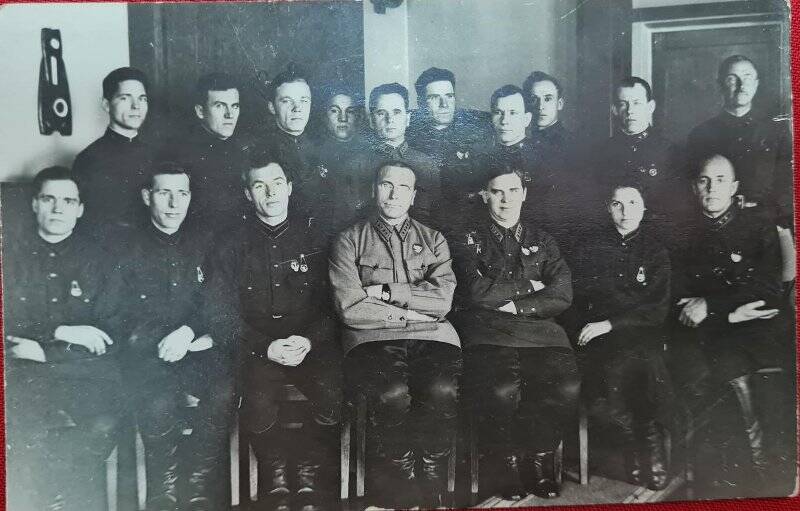 Групповая фотография отличников военной учебы  с обратной стороны надпись (снимок сделан в штабе Сиб.ВО в 1935 году)