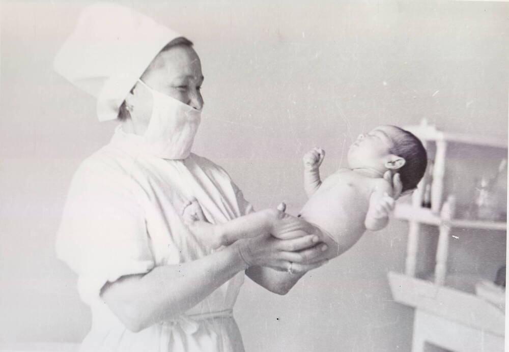 Фото медработника с новорожденным ребенком на руках