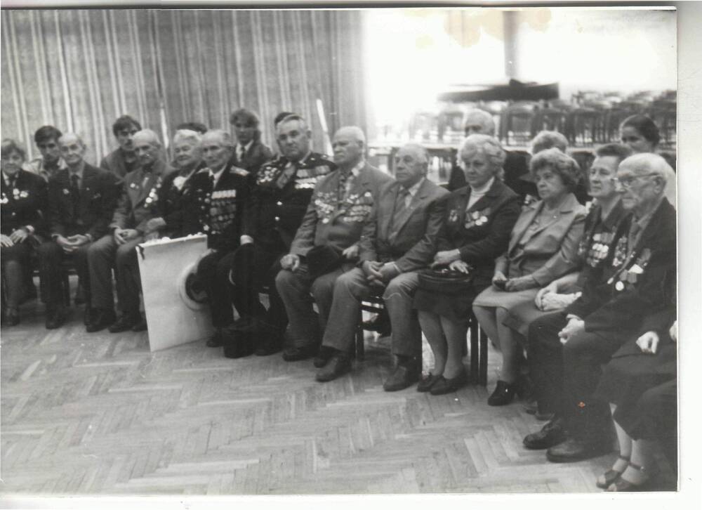 Фото ч/б, глянцевое, сюжетное. Делегация ветеранов во главе с Пугачёвым в г. Москве