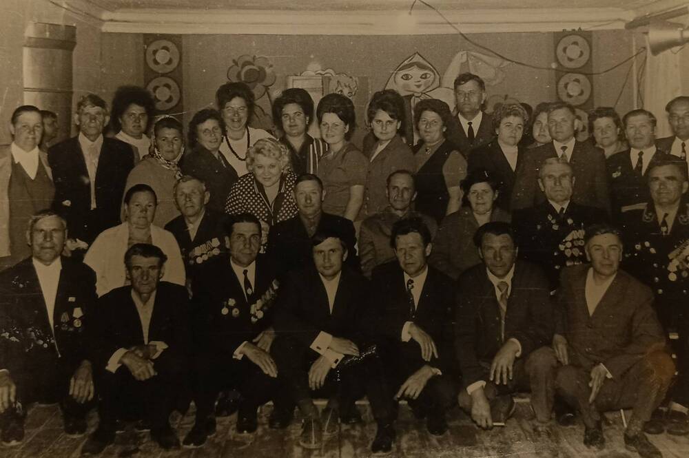 Черно-белое фото: коллектив Тульского райпо в 1984 году.