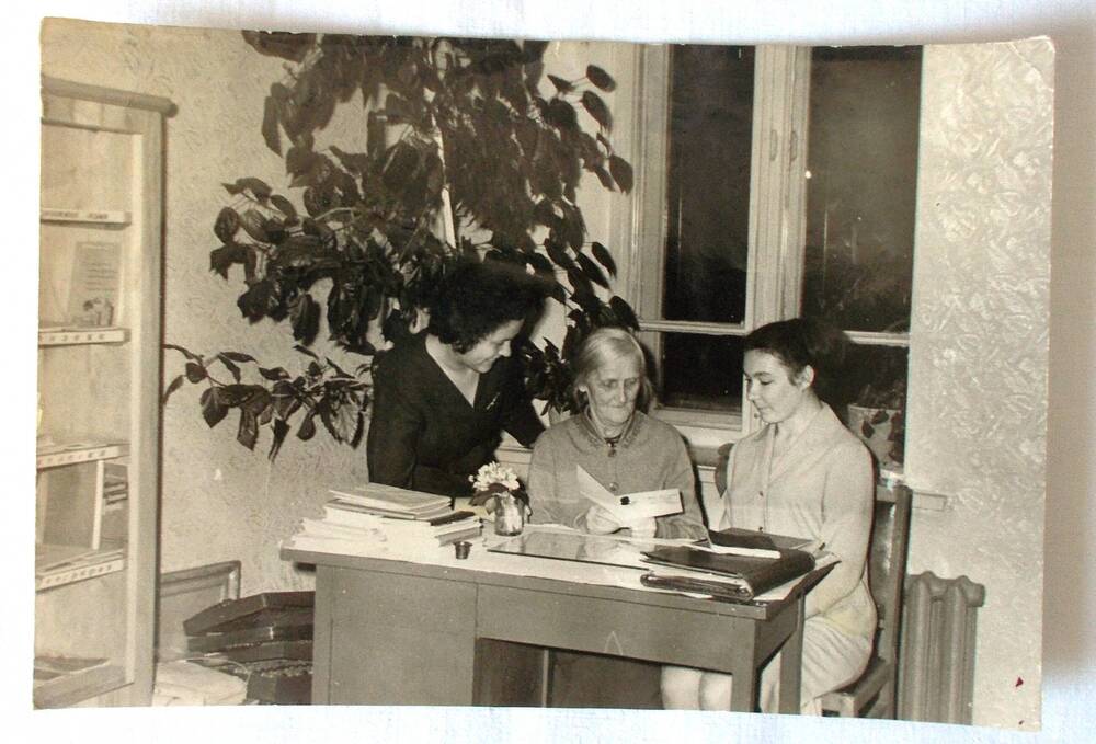 Фото. С.Е. Дружиловская с выпускницами школы 1957 г. в кабинете завуча. 1959 г.