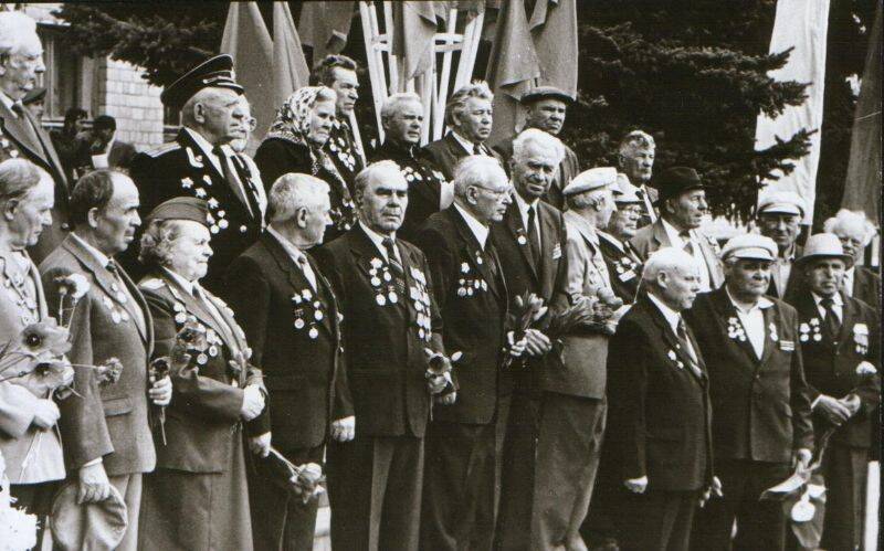 Фото групповое. Ветераны Великой Отечественной войны во время митинга, посвященного 53-й годовщине Великой Победы