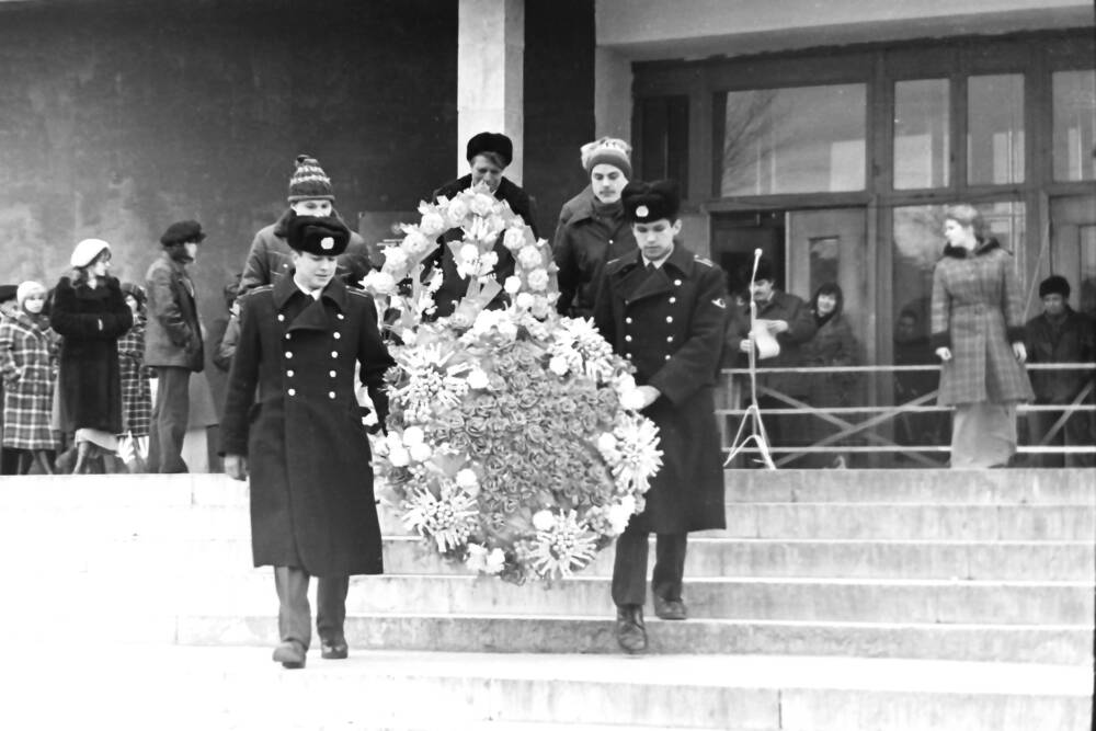 Негатив. Праздник улицы им. Ю.А. Гагарина 12 апреля 1981 года. Возложение цветов к памятникам, которые находятся на улице им. Ю.А. Гагарина.