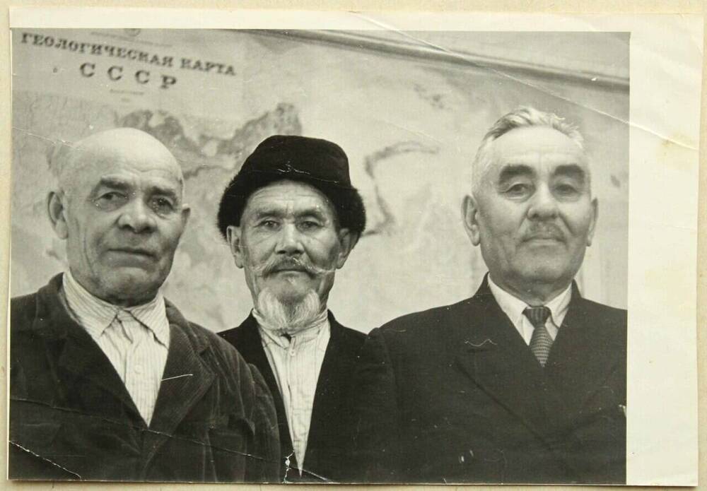Фото. Групповой снимок бывших старателей, среди которых - Шахмуратов Г.Г.  Фото 1963 г.