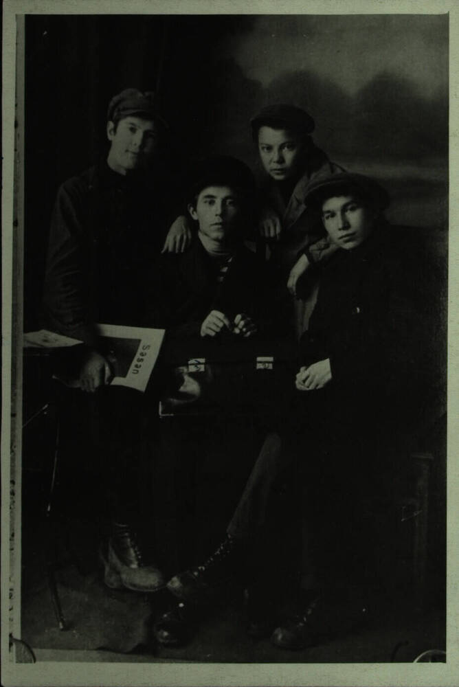 Фото. М.Марат, Н.Хафизов, Г.Саян, Б.Бикбай. Уфа, 1929 г. (надпись М.Марата).