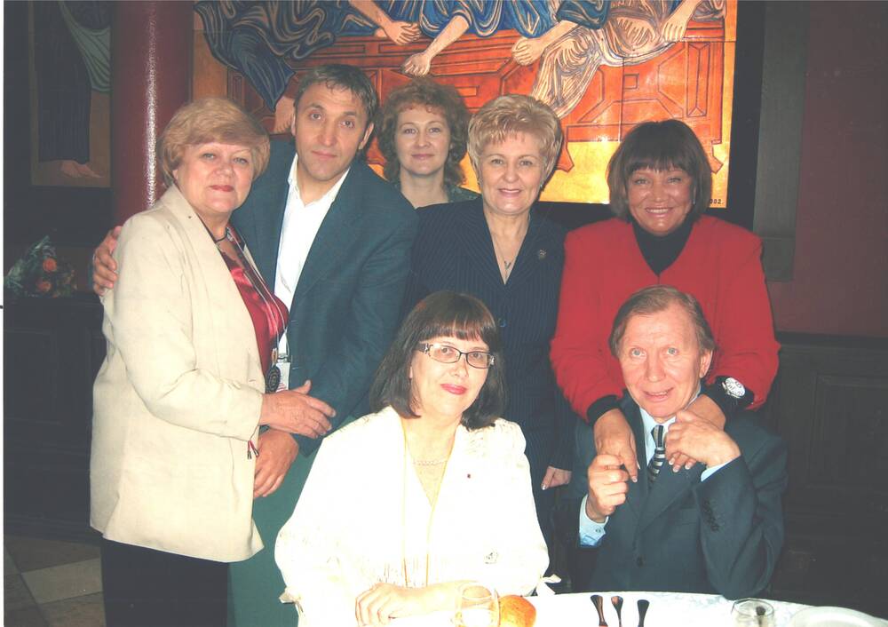 Фотография:  Л.М. Нефёдова с участниками  и членами жюри   Международной  премии «Филантроп».