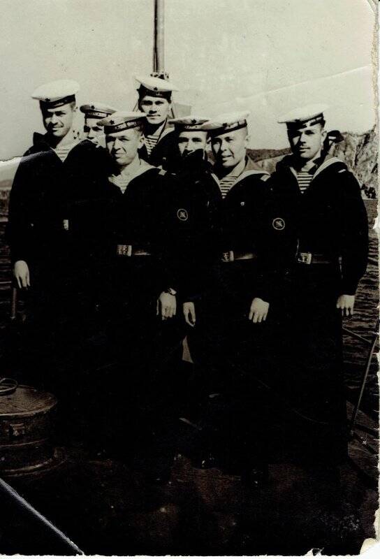 Фотография групповая. Петров Владимир Андреевич с моряками.