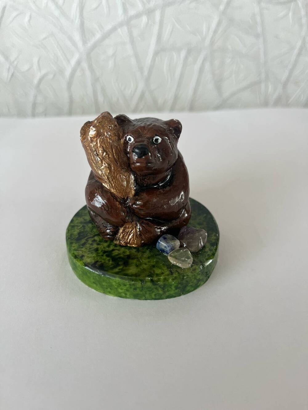 Медведь с бревном