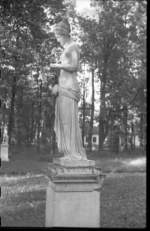 Статуя «Психея»  в партере у фонтана «Солнце» Нижнем парке Петродворца