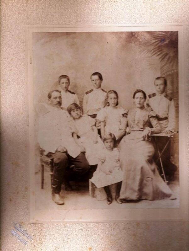 Фото групповое ч/б на белом паспарту с тиснением: семья Акинтиевских, сфотографированы в фотоателье.