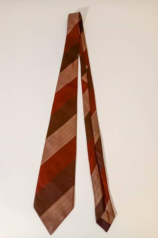 Галстук мужской из плотной смесовой ткани с орнаментом - широкие диагональные полосы, на бордовой полосе узор «косичка»; фирма «Луч».