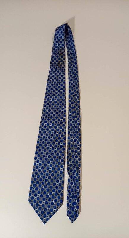 Галстук мужской из плотной смесовой ткани с орнаментом - синие восьмиугольники в шахматном порядке; фирма «Луч».