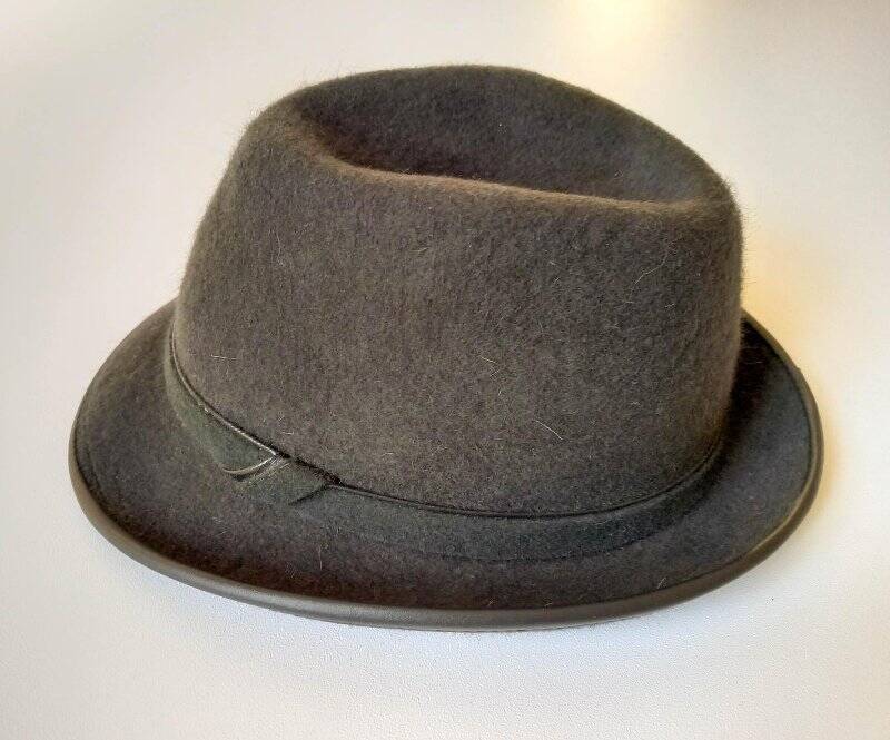 Шляпа фетровая шерстяная мужская темно-серая, по тулье темно-серая лента и декоративный узел; щелковская фетровая фабрика.