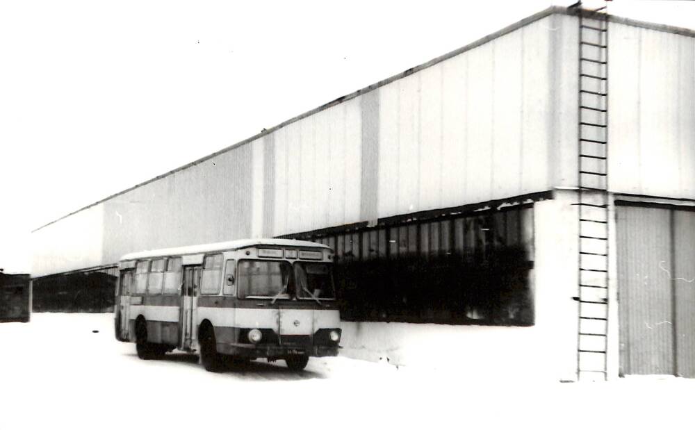 Фотография черно-белая Вид на отстроенный для стоянки грузовых машин и такси гараж ПАТП