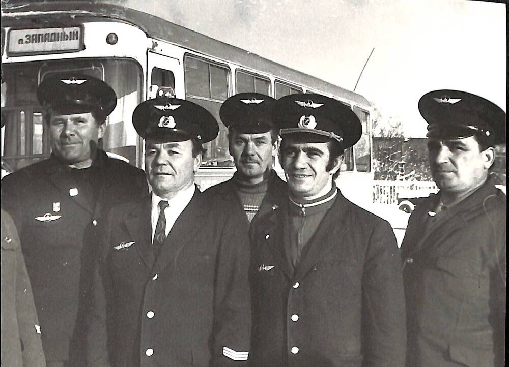 Фотография черно-белая Водители, работавшие на 1-м маршруте