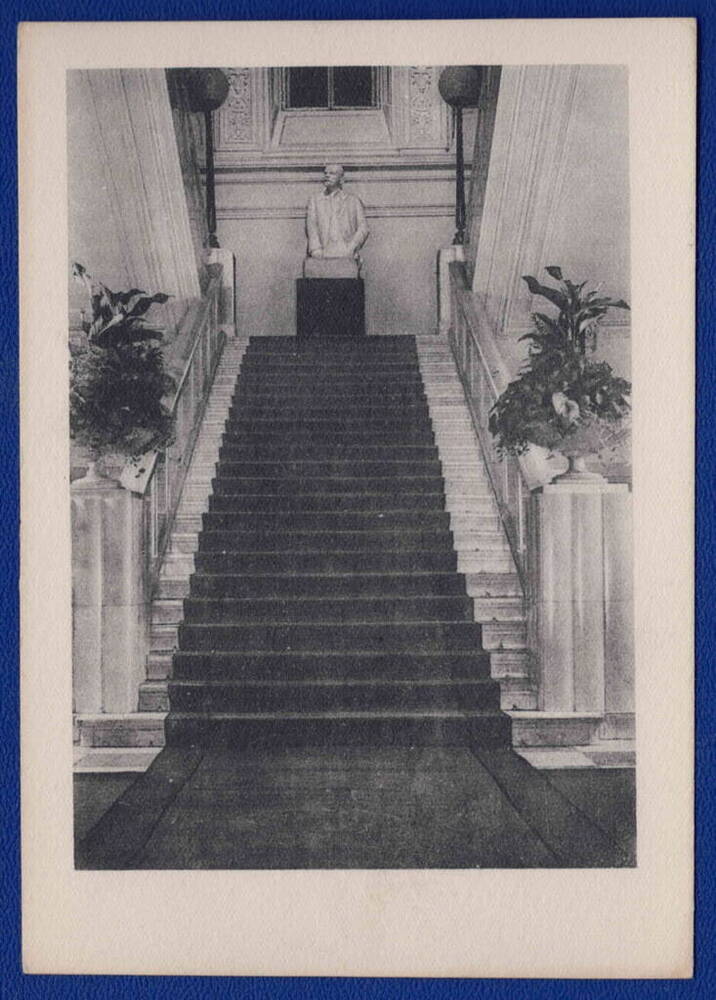 Открытка из набора открыток (репродукций) Центральный музей В. И. Ленина. Главная лестница. Фото.