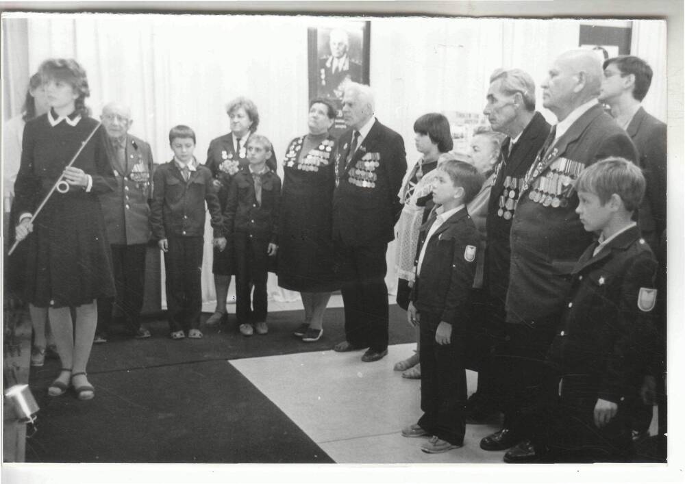Фото ч/б, глянцевое, групповое. Ветераны на экскурсии в музее шк. №22 1988г.