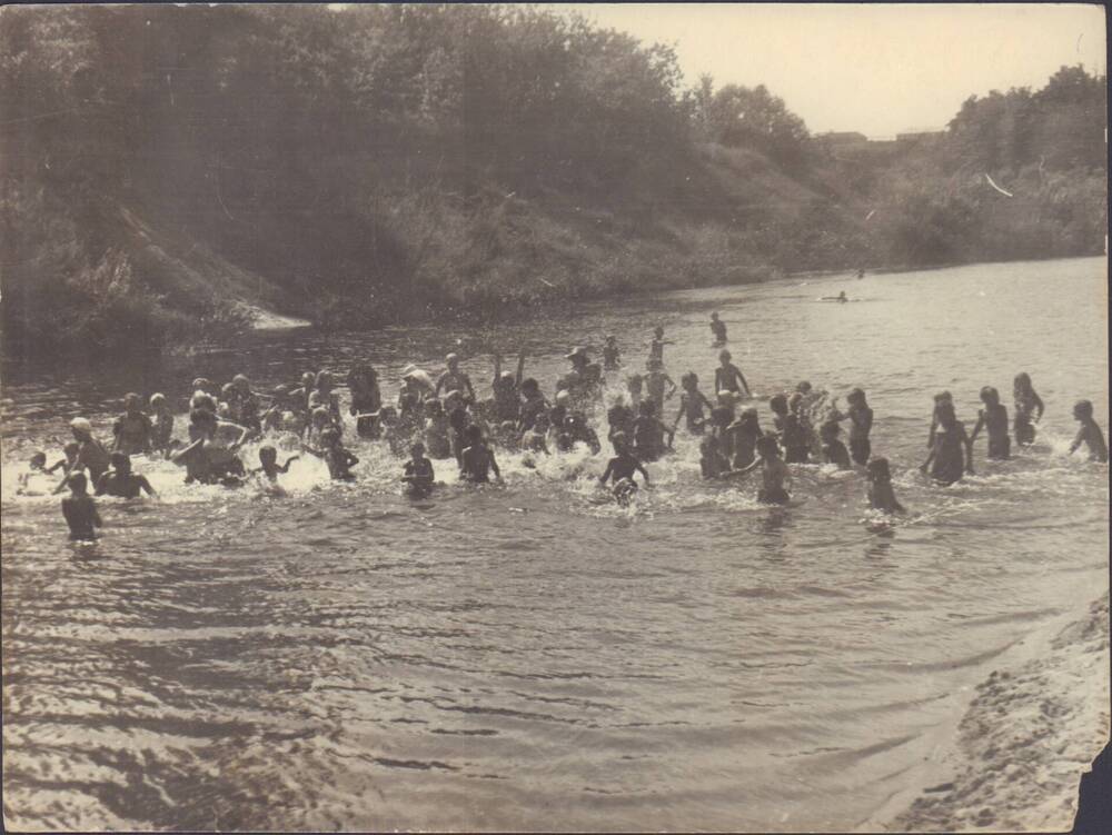 Фотография. Дети, отдыхающие в Овсяновском пионерском лагере, на реке Ворона, 1950-е гг