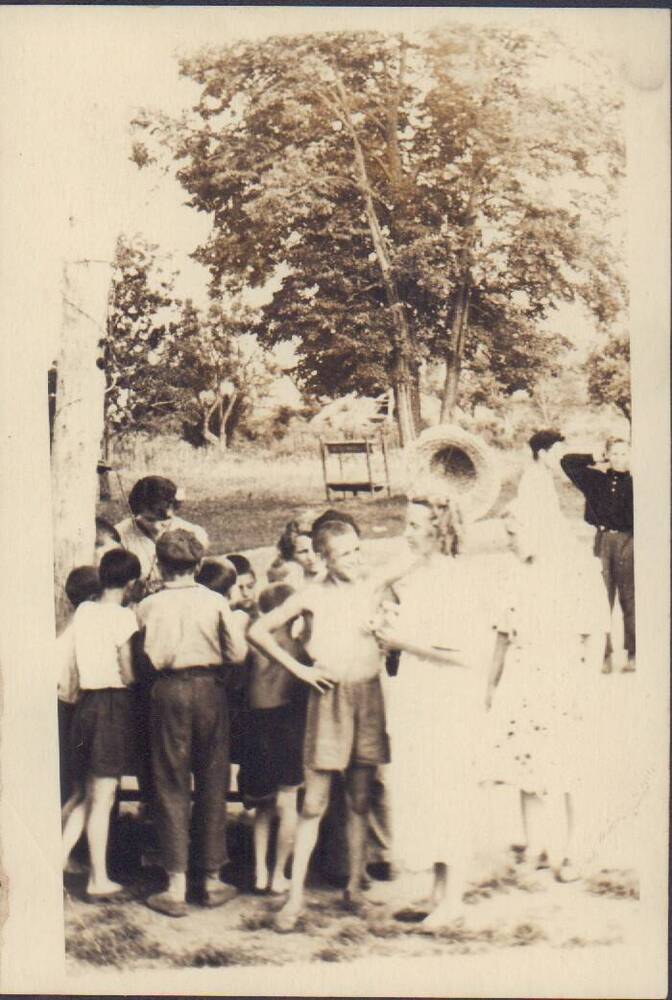 Фотография. Группа ребят в Овсяновском пионерском лагере, 1953 г.