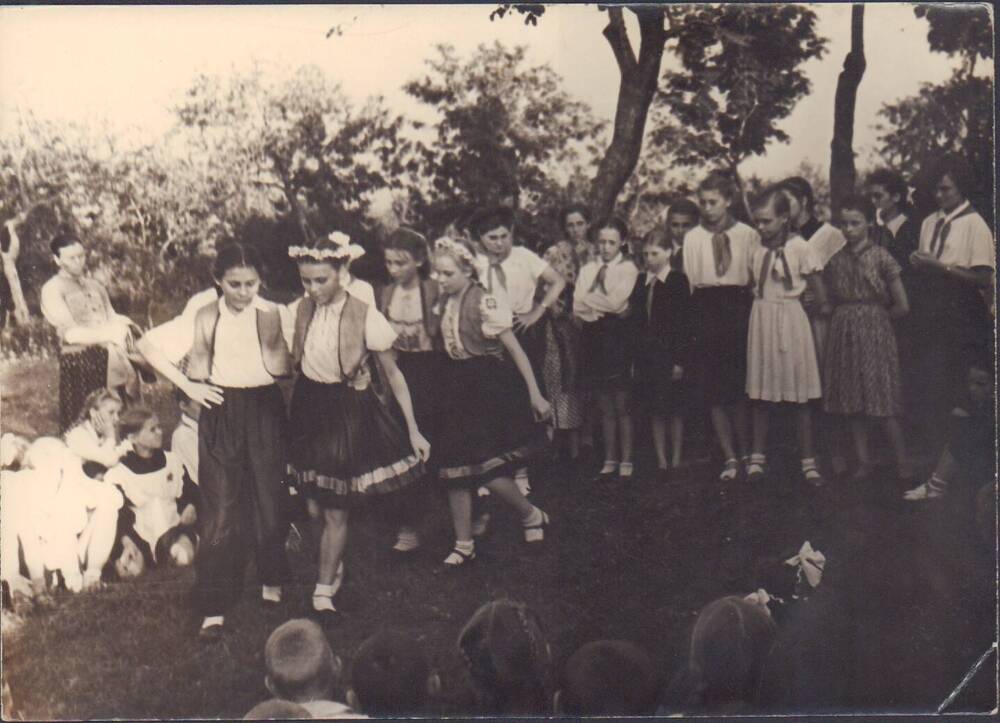 Фотография. Овсяновский пионерский лагерь. Выступление кружка художественной самодеятельности, 1958 г.