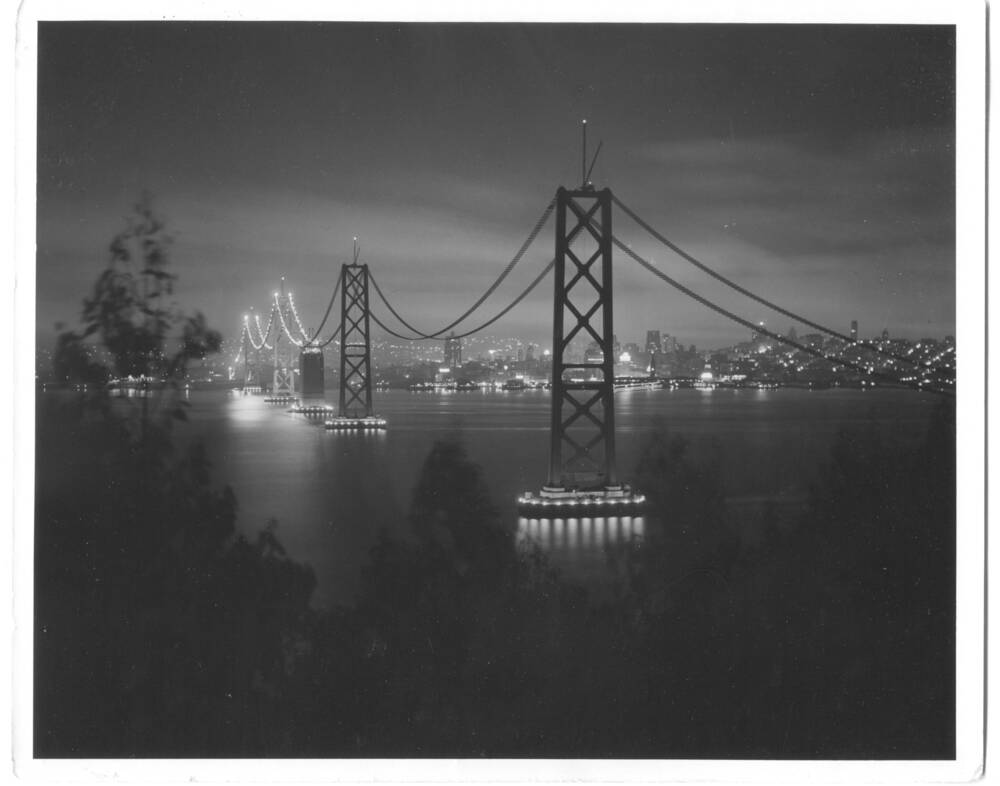 Фотография. Опоры будущего моста Бей-Бридж ночью.