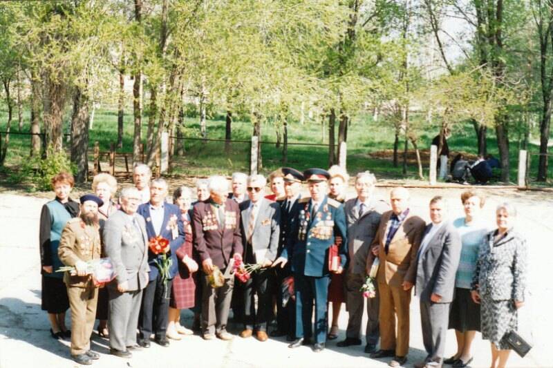 Фотография групповая. Встреча ветеранов 87-й гвардейской стрелковой дивизии в г. Волжский.