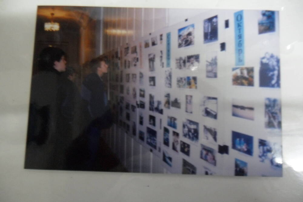 Фото сюжетное. Посетители фотовыставки Один год в жизни области . РДК. п. Новобурейский, октябрь 2003 года.