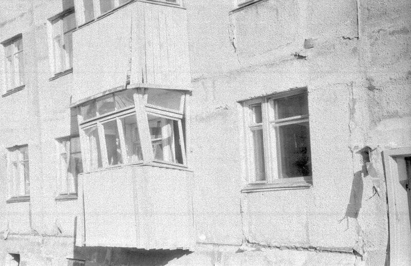 Негатив чёрно-белый. Деформированная плита  балкона  дома №81 по ул.Рябиковской.