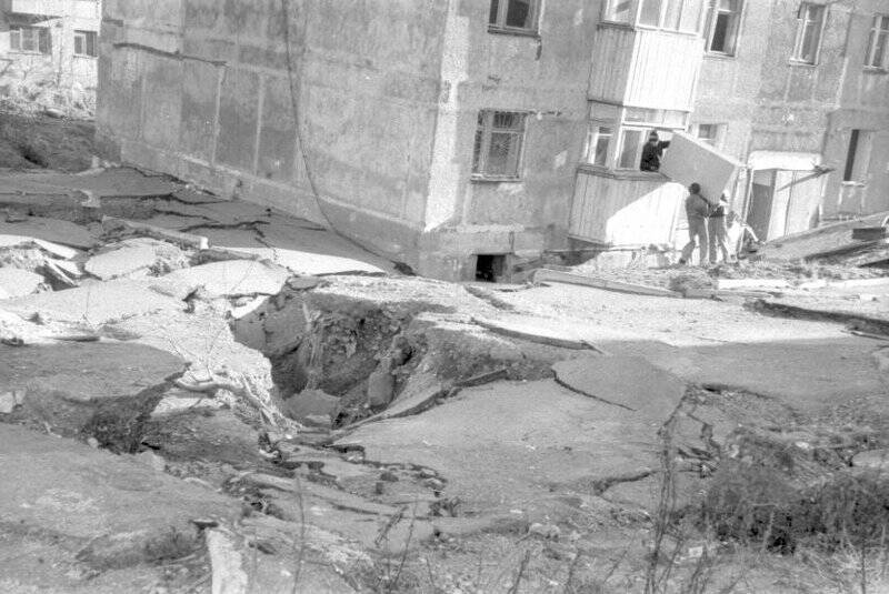 Негатив чёрно-белый. Вспученный асфальт во дворе дома №81 по ул.Рябиковской. Вынос мебели через окна первого этажа пострадавшими жильцами.