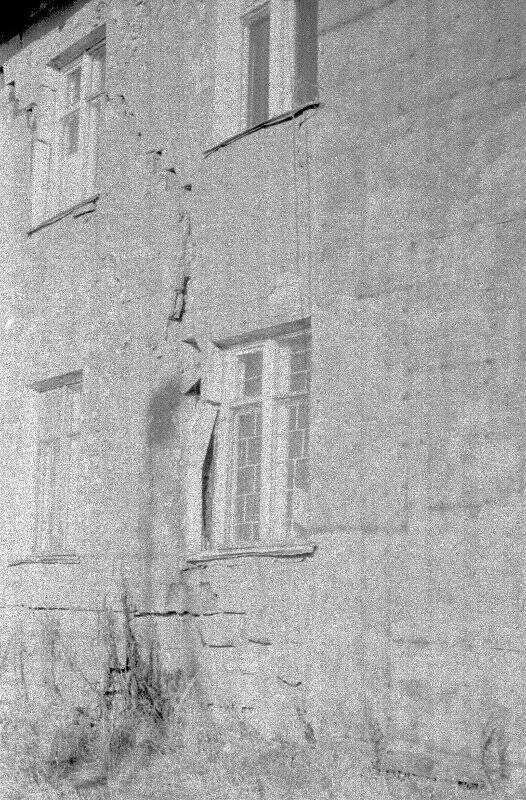 Негатив чёрно-белый. Трещины в стене жилого дома №74 по ул.Рябиковской.