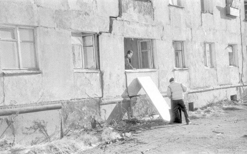 Негатив чёрно-белый. Вынос мебели через окна первого этажа, пострадавшими жильцами дома №85 по ул.Рябиковской.