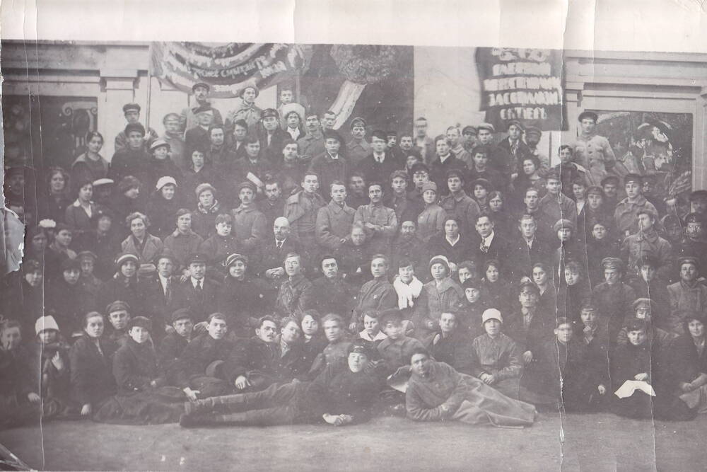 Фото В.И.Ленина среди большевиков