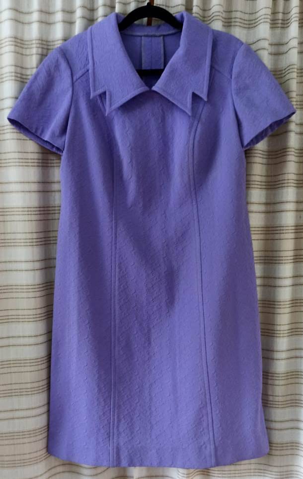 Платье женское сиреневого цвета с выбитым рельефным узором