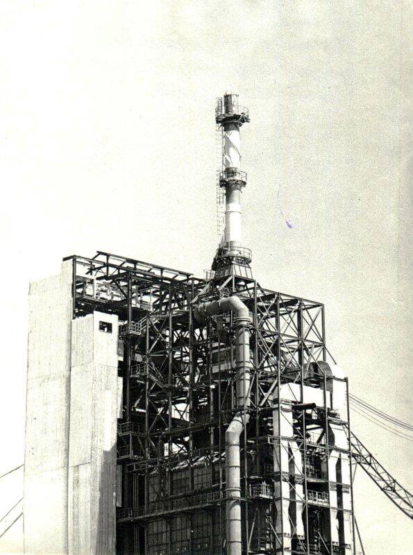 Фото видовое. Верхняя часть газонагревательного реактора завода горячебрикетированного железа Лебединского ГОКа