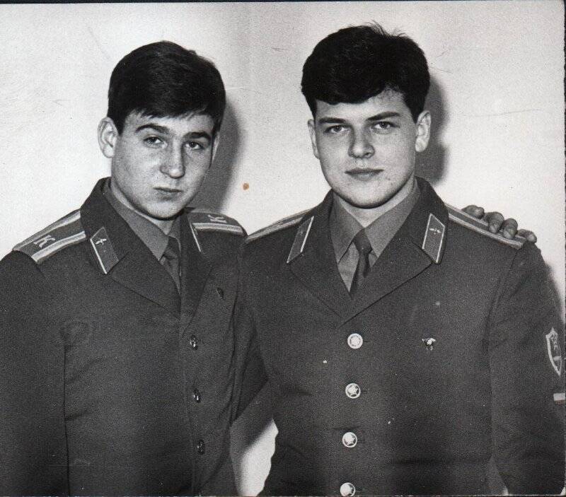 Фотография групповая. Фотография.  Портрет парный курсантов Пермского авиационного училища, справа Антоненко Валерий.