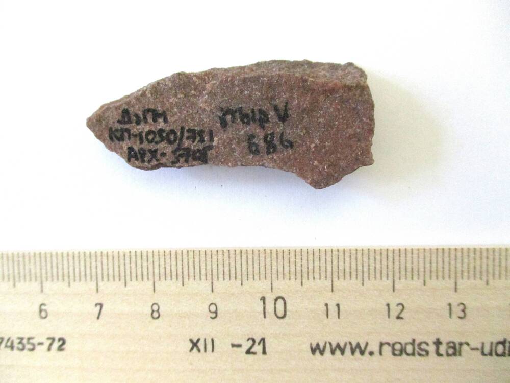 Камень со следами скалывания