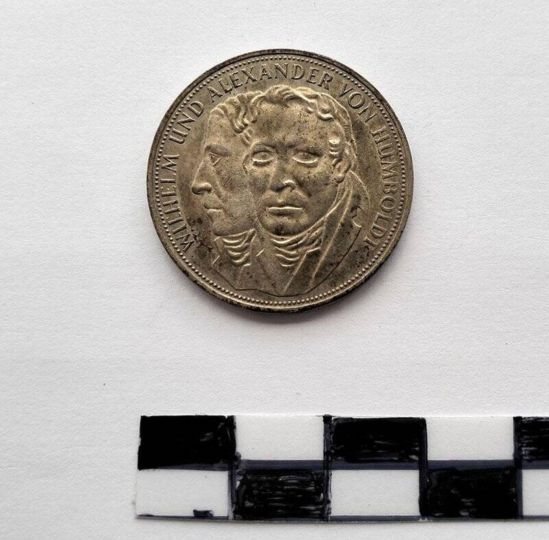Монета достоинством 25 марок. 200 лет со дня рождения Вильгельма и Александра фон Гумбольдтов