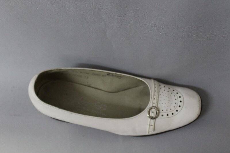 Туфли женские белые с пряжкой (правая)