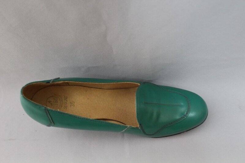 Туфли женские модельные зеленого цвета (левая) «ЦЕБО»