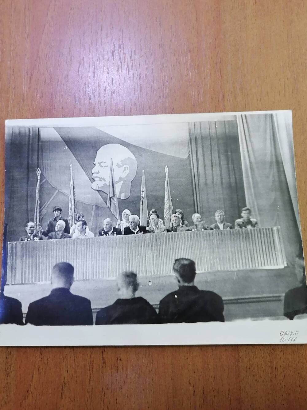 Фото  глянцевое, черно-белое, сюжетное встреча жителей станицы Отрадной с доваторцами