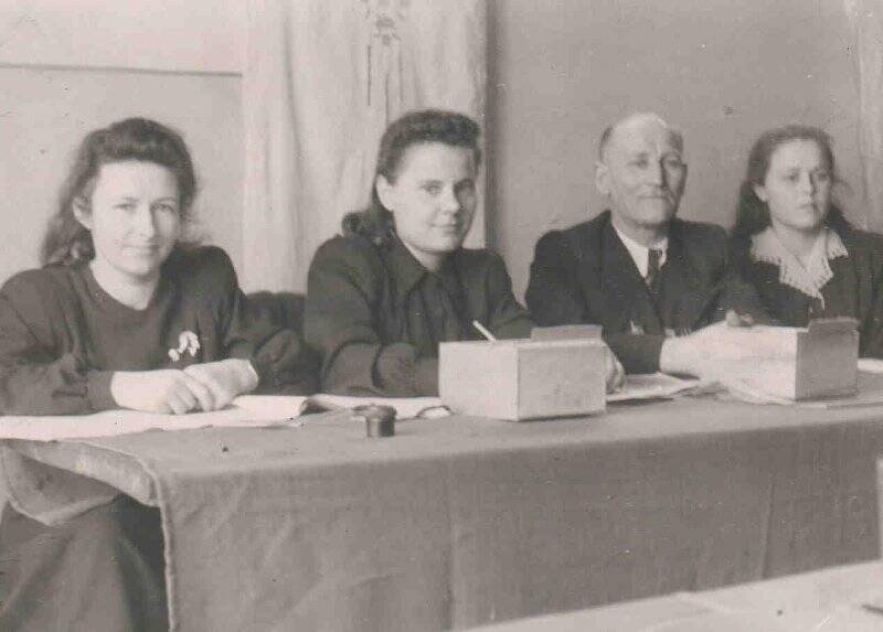 Фотография. В изберательном участке, в клубе нефтебазы, 22 февраля 1953 г.