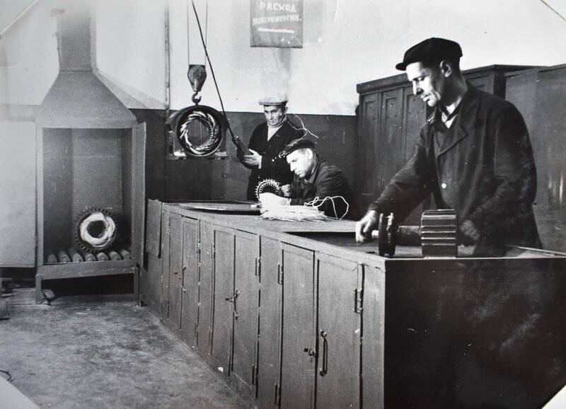 Фотография. Электроцех. Рабочие в электроцехе Комаров В.Ф. и Уткин за работой, примерно 1960 г.