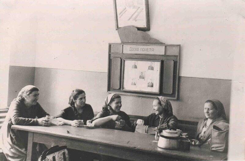 Фотография. Рабочие наливщики 1-ой группы в обеденный перерыв, 1950 г.