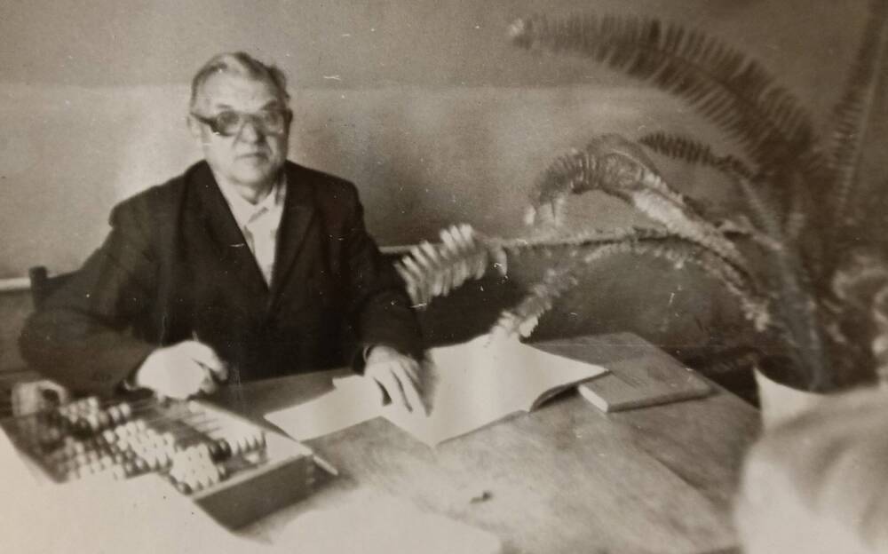 Черно-белое фото: Абиленцев Николай Александрович – главный бухгалтер райпотребсоюза с 1953 по 1993 г.