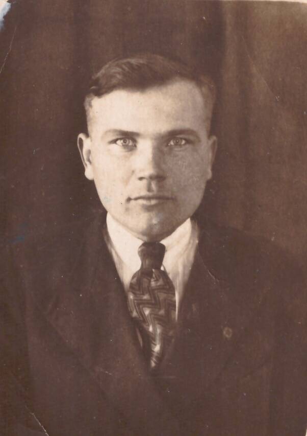 Фотопортрет черно-белый. Осадчий Николай Андреевич, первый секретарь Мамонтовского РК ВЛКСМ с 1947 по 1948 гг., 25 января 1947 г.