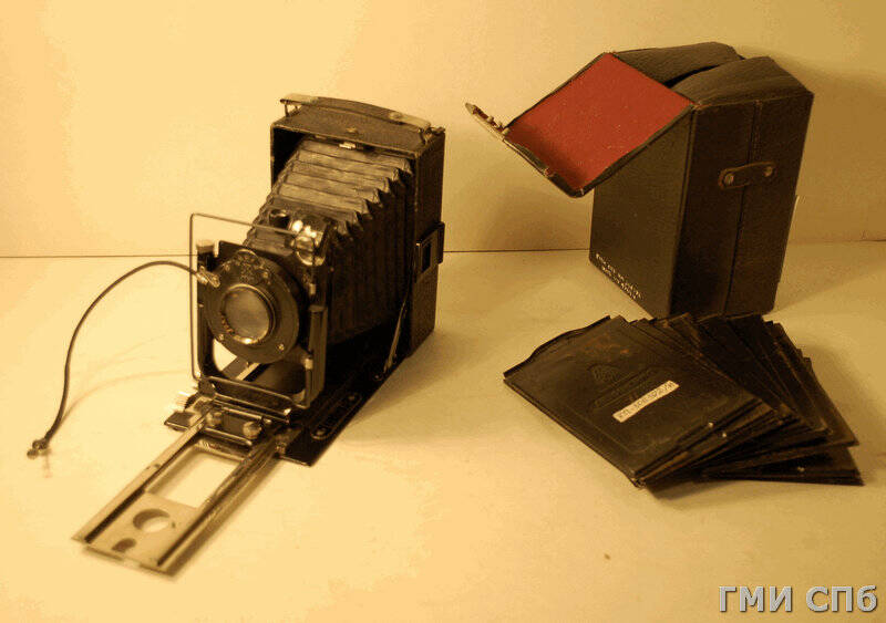 Фотоаппарат Фотокор-1, в футляре, с набором фотопластинок.