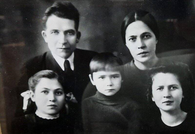Фотография. Г. Гали с семьей. Из архива писателя, публициста и литературного критика Гумера Гали