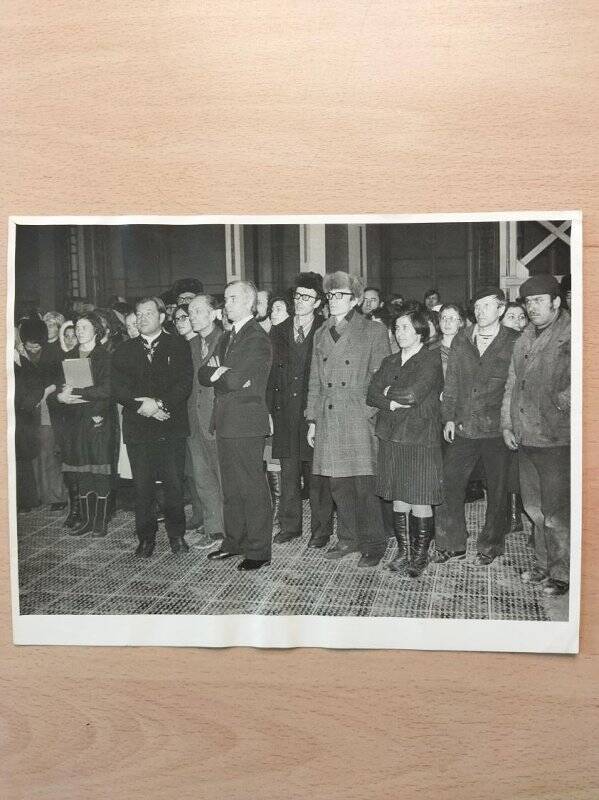 Партийная делегация при изготовлении 35000-й покрышки. Январь 1978 г. Фотография