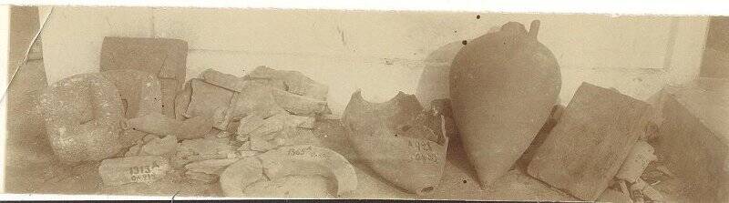 Фотография фрагментов сосудов из раскопок на Таманском полуострове.